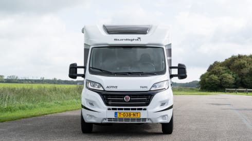 half integraal camper – 4p Sunlight semi-integrated from 2018