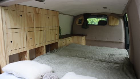 2p Volkswagen campervan uit 2013