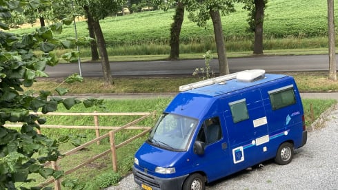 De Blauwe – 2p Pössl Peugeot Boxer bus uit 2001