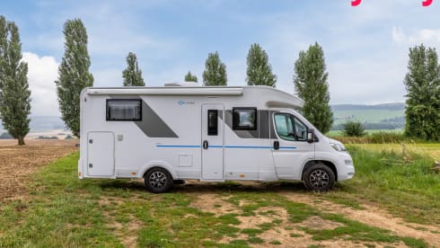 Mergelland – New (2024!) Luxury Sun Living camper 4 pers. + electric folding bike
