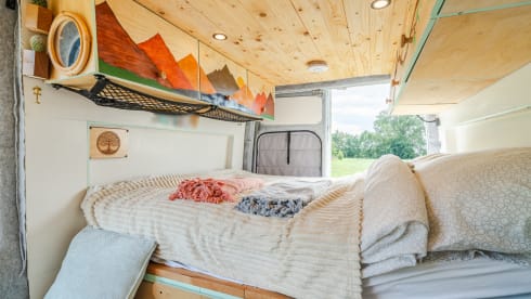 Stef – Cozy Off-grid Mercedes Campervan