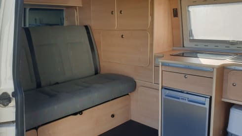 Neat Volkswagen T5 Bus Camper 2.5 TDI