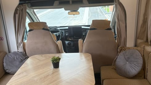 Daydreamer – Last Minute Discounts!! Challenger 384 stage edition 2025 with air conditioning 6p