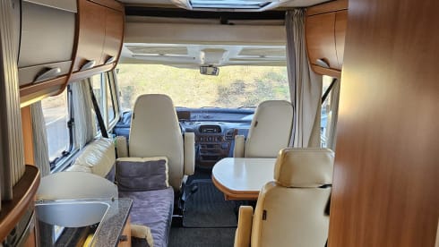 Hymer B700 per 4 persone, integrato da Mercedes del 2005, cambio automatico, patente di guida B o C