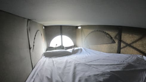 Zilver – Volkswagen T5 automatic California Bus camper with sleeping roof.