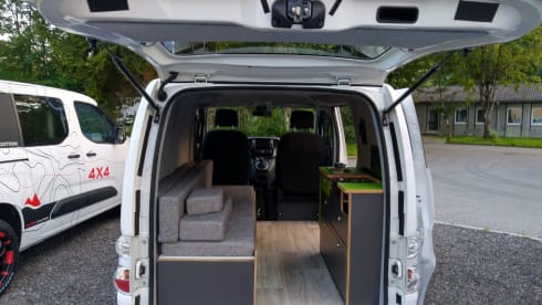Ecamper – E-motorhome Nissan ENV200 Electric compact bus camper for 2 persons