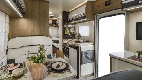 Best Social Space Motorhome, Auto Roller 746 2025