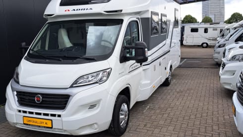 Glamping! – 5p Adria Mobil semi-integrated uit 2021