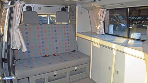 The last real Bulli – 4 person Volkswagen T4 California with lifting roof