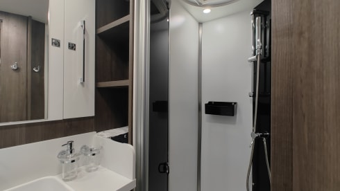 Travel carefree with the luxurious Benimar T488 (2024) 