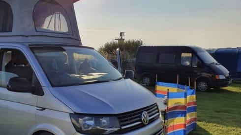 Silberner Volkswagen 2016 T6 Family Campervan mit 4 Schlafplätzen