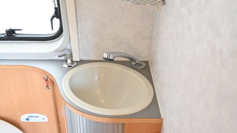 ijsbreker – 3p Adria Mobil bus uit 2008