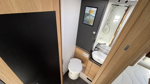 Joep – Fijne Adria camper voor 4 personen