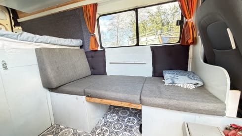 2p Peugeot bus uit 2011 voor een actieve vakantie