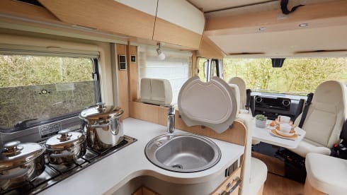 Comfortable Hymer 680 BMC Integral (2023). Book now for 2024!