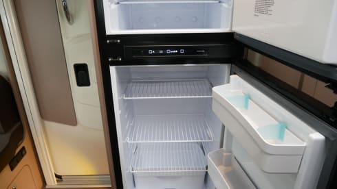 Etrusco T740, Queens- and pull-down bed, 4 sleeping- 4 seats.