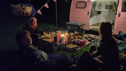 Roze Volkswagen T4 buscamper - 2 personen