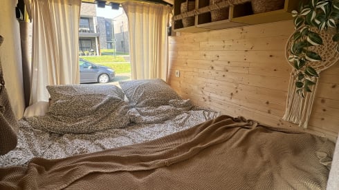 Banana – 2p Ford campervan uit 2018