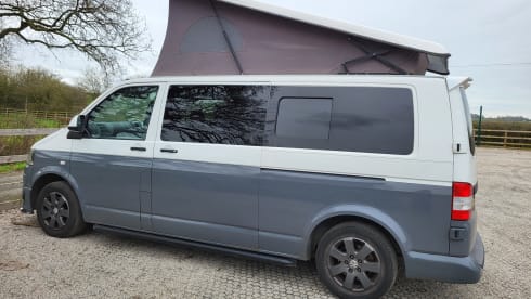 Eddie – 4 berth Volkswagen Campervan T5 Pop top