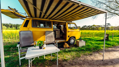 Simba – the yellow retro Volkswagen van with lifting roof
