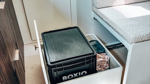 Freddie – Mini-maison aménagée en camping-car autonome (2 personnes + bébé)