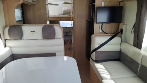 Découvrez notre camping-car McLouis luxueux et pratique - idéal pour les familles !