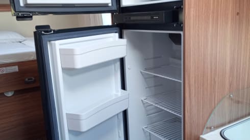 Spacious neat 2 pers. carado / hymer camper.