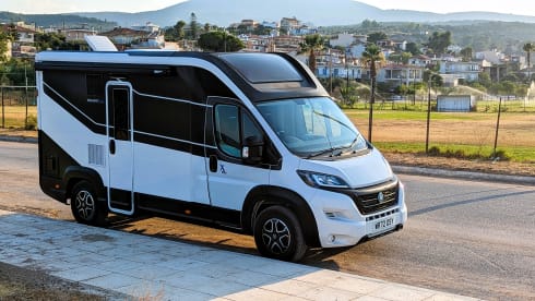 CAMPERO – Luxury 2022 4-Berth Chausson X550 for Your Next Adventure