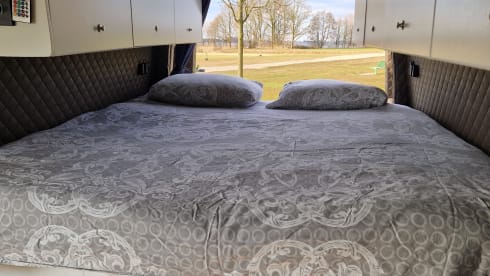 Sturdy camper van with 2-5 seats, compact yet spacious!