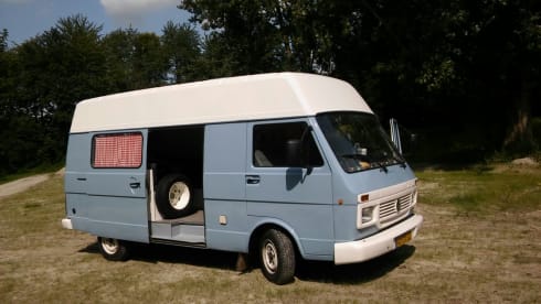 Nice Volkswagen bus camper, ready for adventure!
