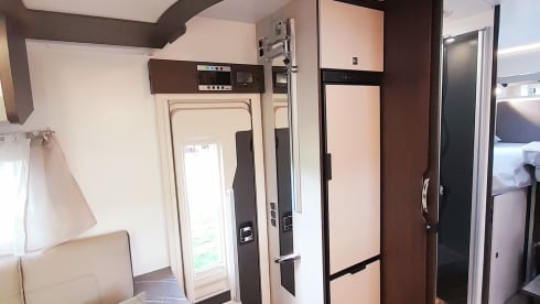 New Benimar Cocoon 463 10/2022 with silent roof air conditioning