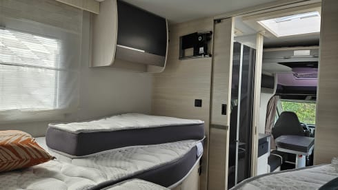 GPV48X – Luxury Modern 4 pers Sunlight T67 with length bed | Km free! 