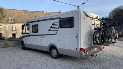 Hymer – Recent well equipped integral mobile home