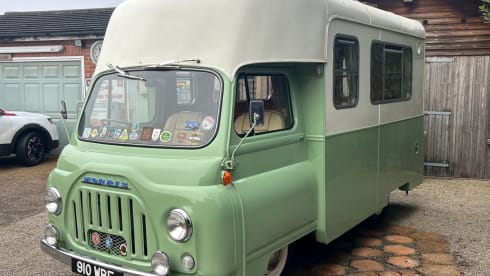 Moggie – 1963 Morris J2 Vintage 4 berth Campervan