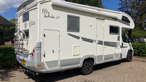 Nice, spacious alcove family camper with lots of light!