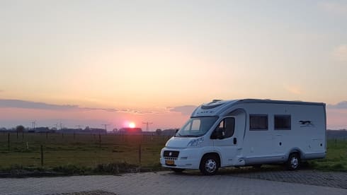 Very luxurious 2-3p Laika semi-integrated camper