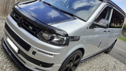 QUICK SILVER – QUICK SILVER T5.1 4 BERTH CAMPERVAN WITH POPTOP ROOF ( T32 STARTLINE LWB ) 