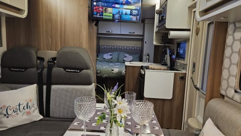 Teulu – 6 berth Swift Escape 694 Freestyle SE