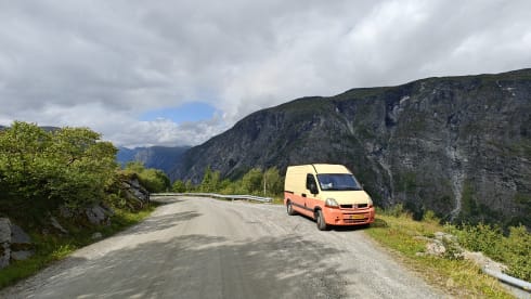 To the 'MOON' and back – Cozy 2p Renault campervan from 2004