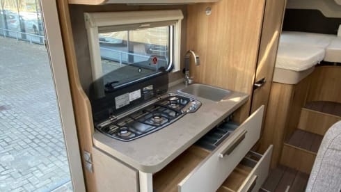 Vrije Vogels – Young luxury Knaus Sky Ti with bicycle carrier + large garage + camera