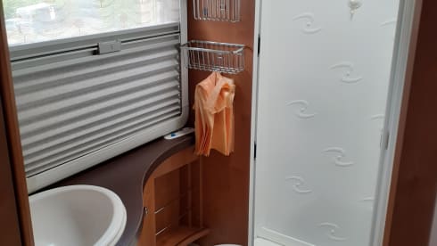 Let op!!! Prijs is inclusief dagverzekering goboony! – Beautiful camper for rent! With a fixed bed and fully furnished!