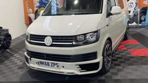 Freddie – 4 berth Volkswagen campervan from 2018 (Air con & Diesel heater)