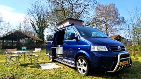 Rugged Volkswagen T5 Camper | extra tent, air conditioning, cruise control