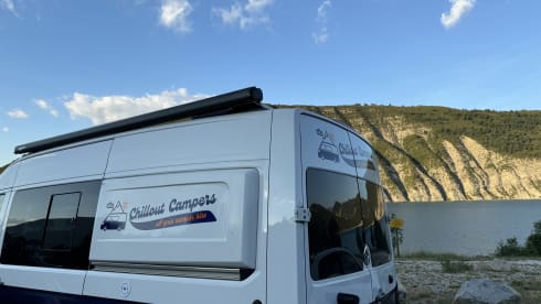Lottie – Volkswagen Off-Grid Camper Sleeps 4 - Carries 5