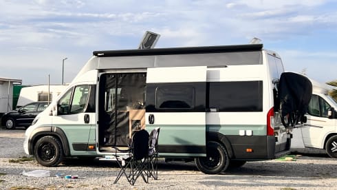 Trekker – Peugeot Boxer Electric Bed/Lithium powered/off-grid  2Berth