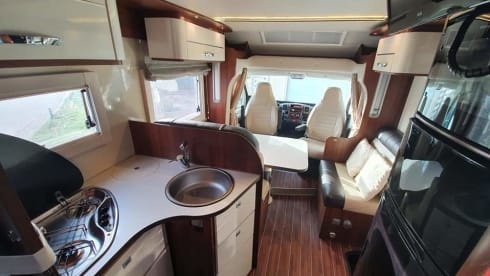 Start your freedom – Spacious MC Louis Sovereign 80 Semi-Integral