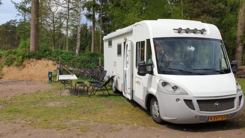 Aventura! – Spacious modern camper for family or (sports) events XL