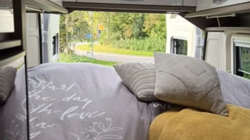 Zilver – Beautiful bus camper (Silver) with practical and complete layout