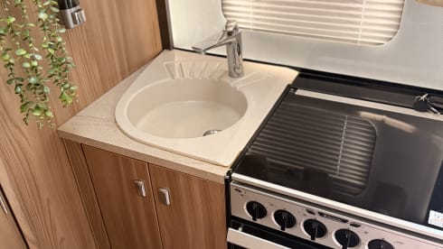 Lusia 🚐 – 4-Berth Bessacarr 424 Automatic Motorhome – 4 berth Fiat semi-integrated from 2018