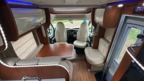 Beautiful camper with the most ideal layout, park your car inside for free